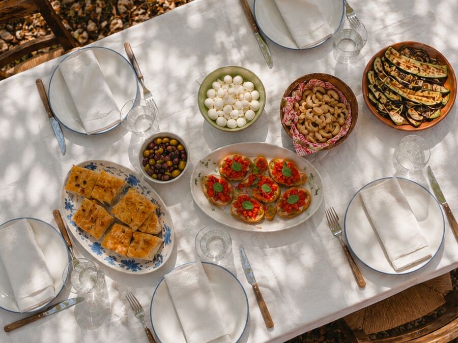 Tavola con antipasti pugliesi